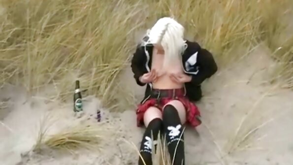 Блондинка с малки цици се чука в обръсната порно пияни рускини си путка