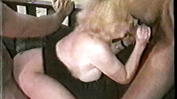 Една блондинка дълбоко бута порно рускини дилдо в мократа си путка на леглото