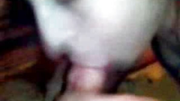 Блондинка с хубав багажник е на домашнее порно он дивана, прецакана здраво в мократа си путка