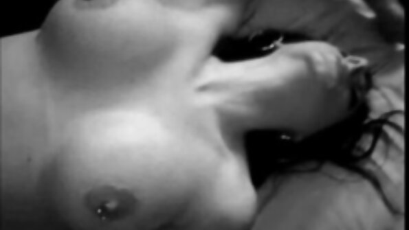 Соло момиче масажира порно с рускини мократа си путка с ръка наблизо