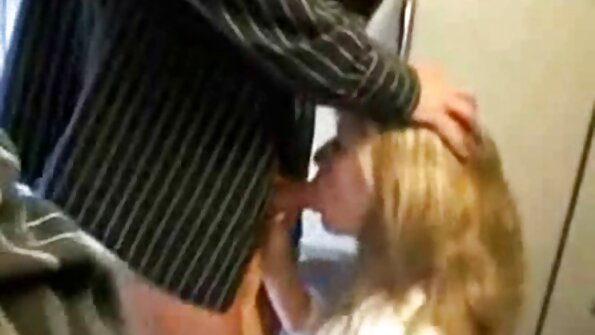 Блондинка избутва бияч в путката си, докато е българско порно на масата