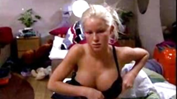 Момиче с естествени цици порно с рускини масажира мократа си путка пред дивана