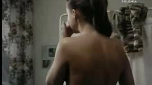 Момиче с гарван с коса домашно секс видео поема петел в горещото си кръгло дупе