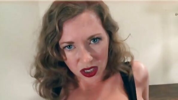 Голяма блондинка модел показва цици и домашно порно клипове мастурбира