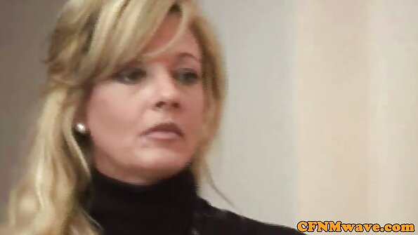 Една руса латинка, която е на плажа, ново българско порно свършва с путката си