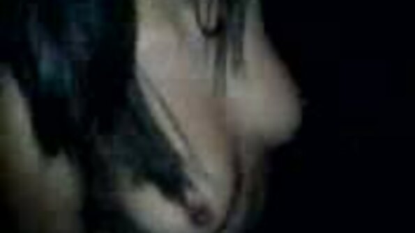 Bimbo с гигантско дупе и няколко масивни цици порно рускини е гол на леглото