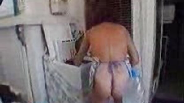 Блондинката порно домашно е във ваната и взема секси гола вана пред камерата