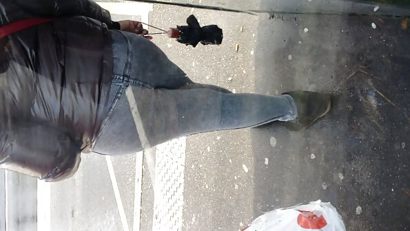 Една блондинка блъска голям българско порно аматьори дилдо в плешивата си путка, за да слезе