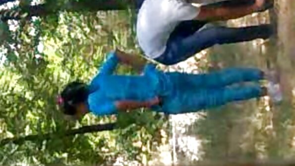 Блондинка с дълга къдрава коса се чука порно със рускини много трудно