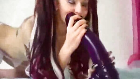 Голям порно рускини дебел петел за стягащата путка на стройна брюнетка